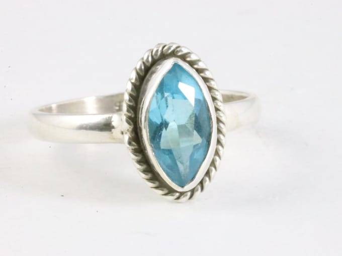 Fijne bewerkte zilveren ring met blauwe topaas - maat 18.5