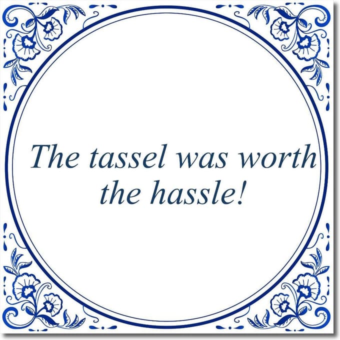 Tegeltje met standaard - The tassel was worth the hassle!