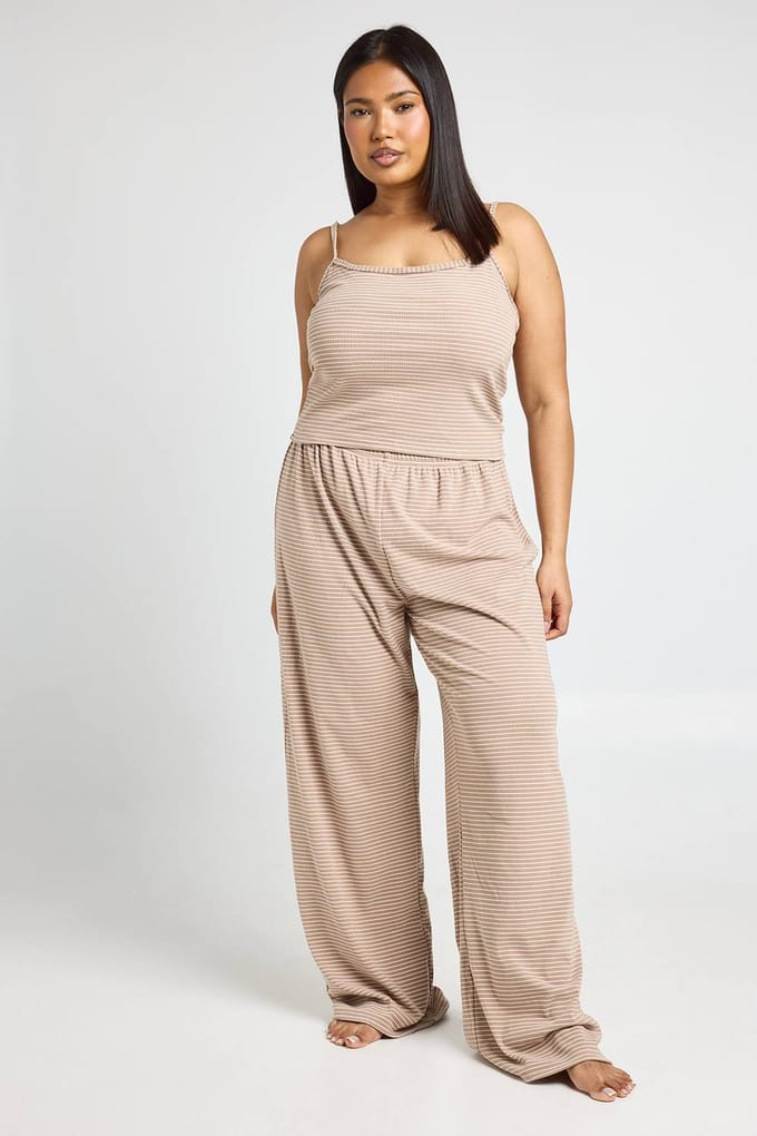 boohoo Dames Plus Zachte Geribbelde Gestreepte Hemdjes & Broek Pyjama Set | Mokka | Maat: 44