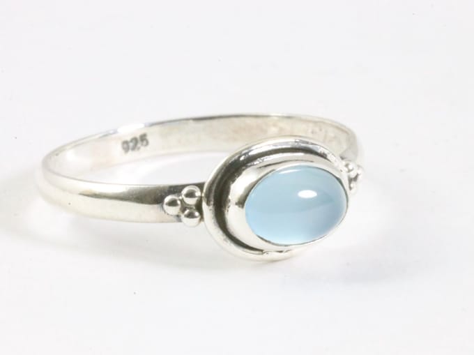 Fijne bewerkte zilveren ring met blauwe chalcedoon - maat 20