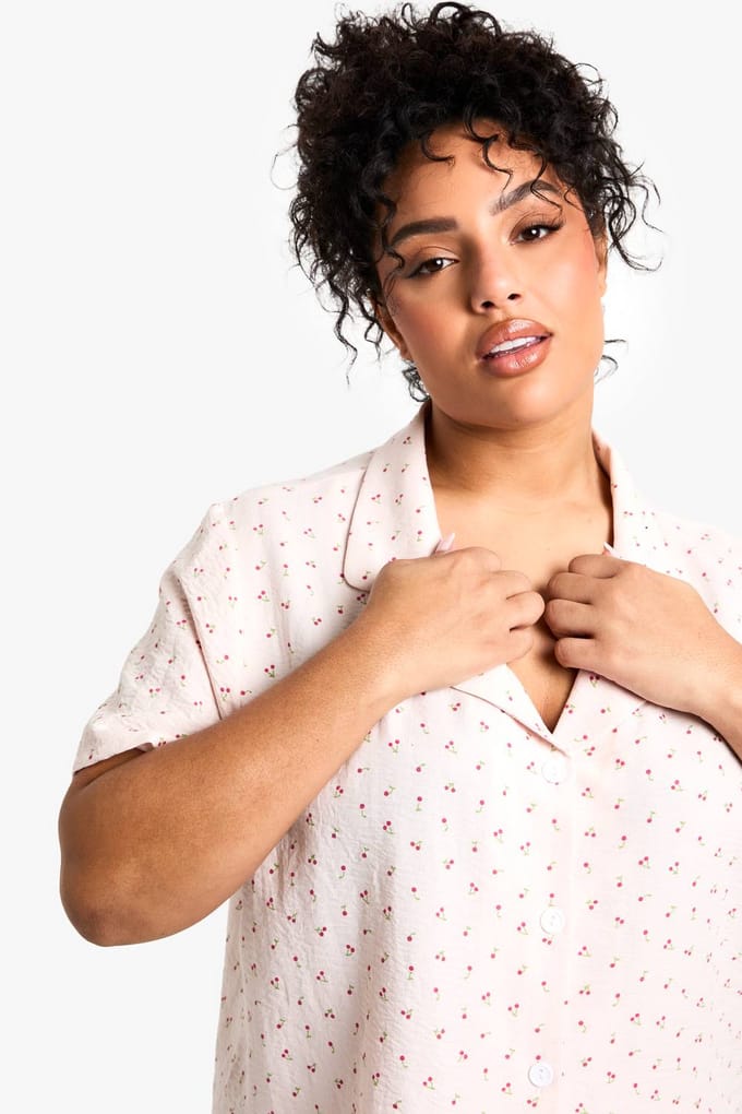 boohoo Dames Plus Cherry Print Shirt & Short Pyjama Set | Pink | Maat: 18