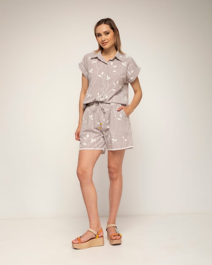 Gestreepte short met borduursel, ajourwerk-detail en een gerimpelde taille