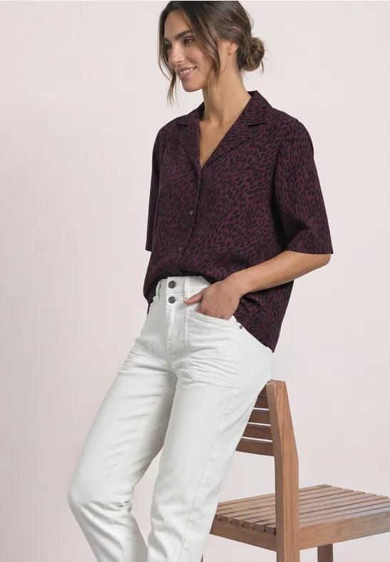 Blouse met korte mouwen en een bowlingkraag