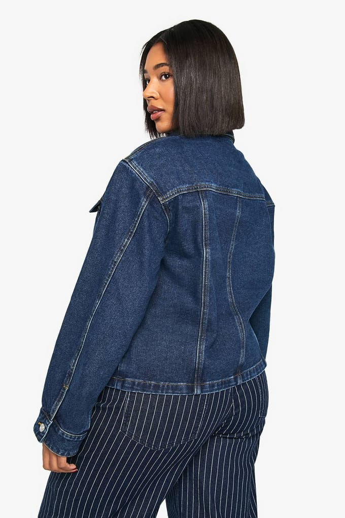 boohoo Dames Plus Denimjasje met schouderpaddetail | Indigo | Maat: 16