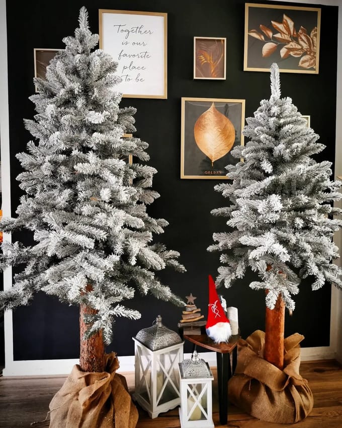 Kunstkerstboom op houten stam 180cm besneeuwd