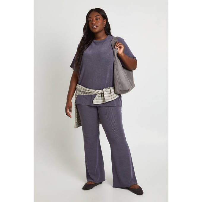 boohoo Dames Plus Tweetonige Geribbelde Oversized Top & Wijduitlopende Broek Coordinatenset | Houtskool | Maat: 52