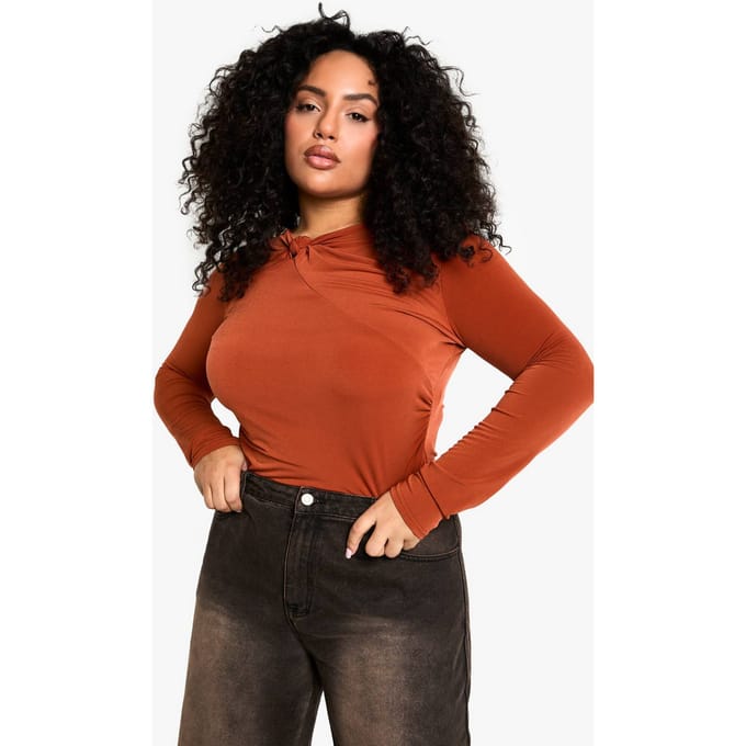 boohoo Dames Plus Twist Detail Gerimpelde Bodysuit | Tan | Maat: 28