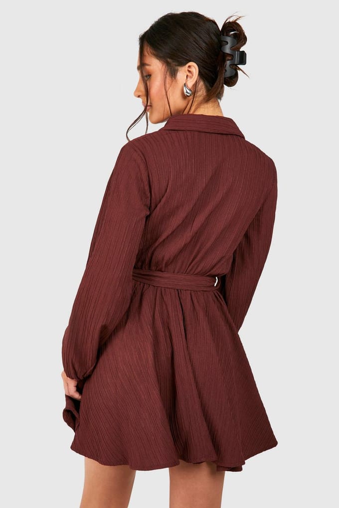 boohoo Dames Petite Crinkle Skater Shirtjurk | Chocoladebruin | Maat: 36