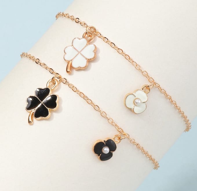 2 Klaver / clover armbandjes | zwart & wit | goud gekleurd