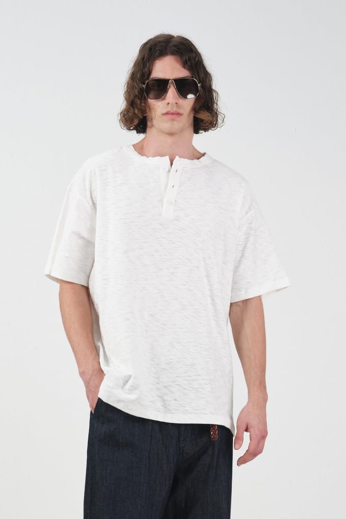 Crew Neck T-shirt met Knopdetails