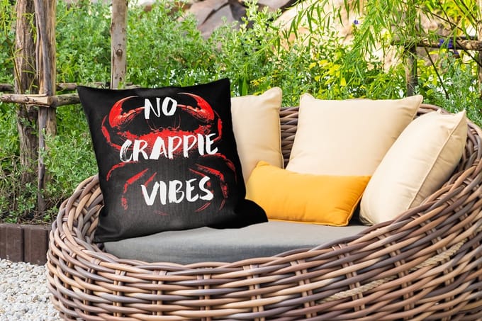 Sierkussen Buiten - Krab - Rood - Tekst - Zwart - 60x60 cm - Weerbestendig