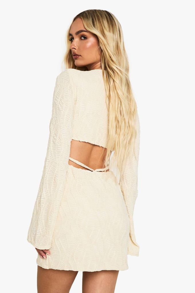 boohoo Dames Getextureerde mini-jurk met klokmouwen | Cream | Maat: 16