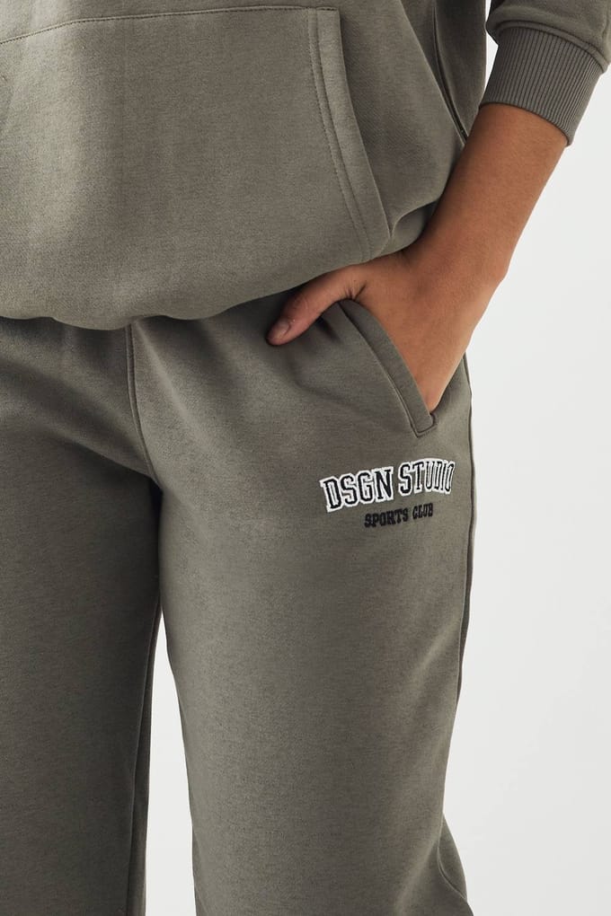 boohoo Dames DSGN Studio Applique Oversized Cuffed Jogger | Khaki | Maat: XS
