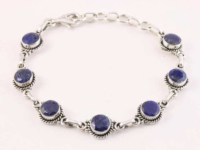 Bewerkte zilveren schakelarmband met gefacetteerde lapis lazuli