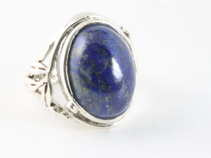 Opengewerkte zilveren ring met lapis lazuli - maat 17