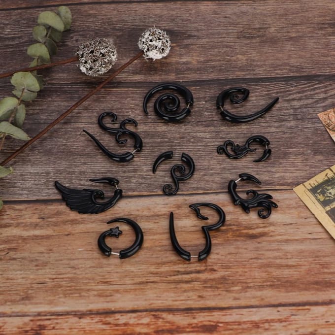 Ensemble de 9 boucles d'oreilles en acrylique style punk black