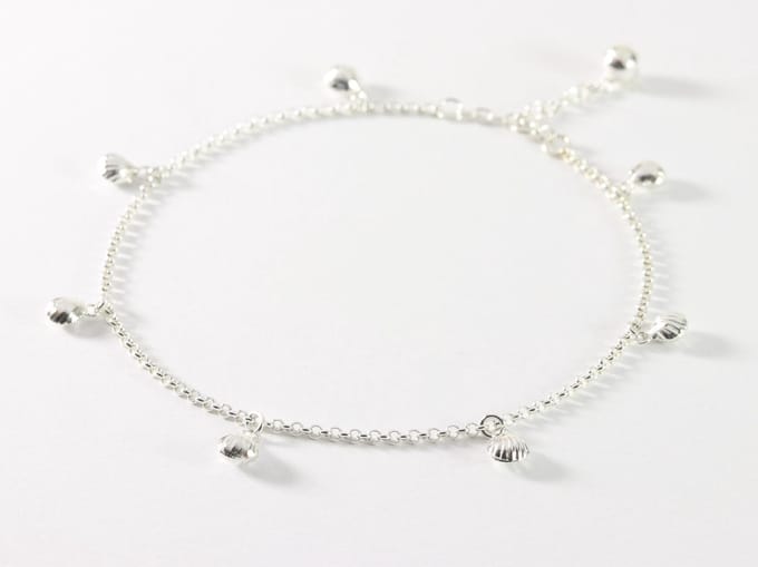 Fijne zilveren enkelband met schelpjes