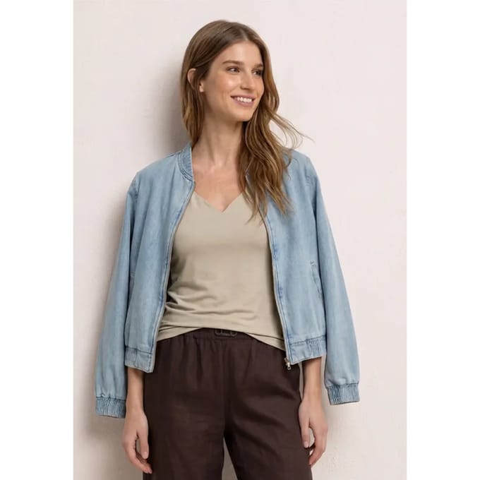 Basic top met hartvormige halslijn
