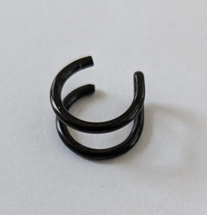 M-apART Ear-cuff-zwart-chirurgisch-staal-geen-gaatjes