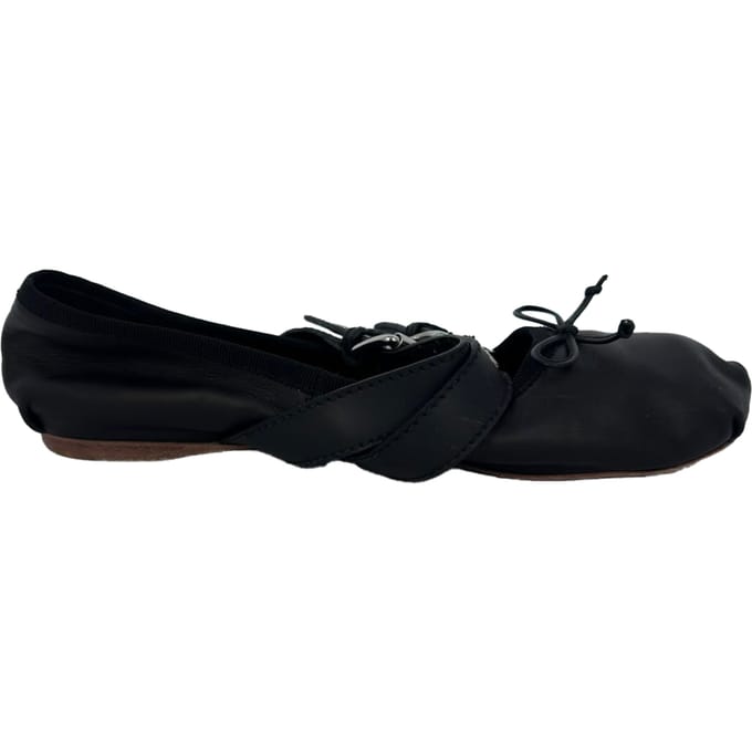 Miu Miu Ballerina's met Gespaccent in Zwart Leer