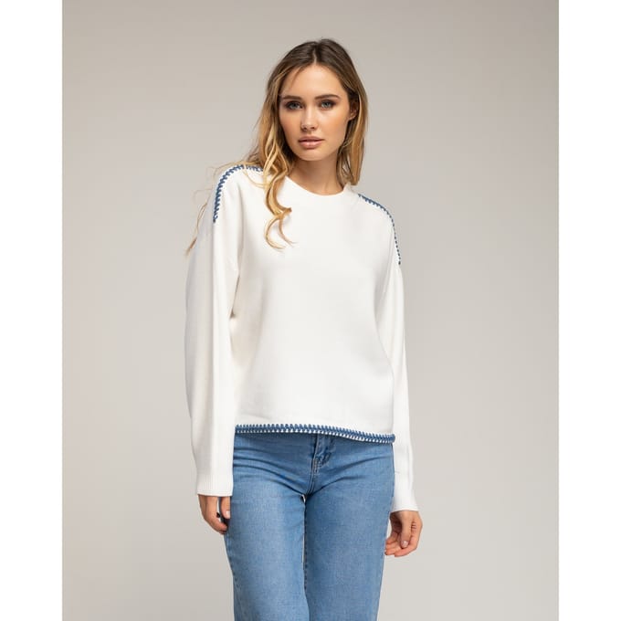 Oversized gebreide trui met stikseldetails aan de zoom en op de schouders.