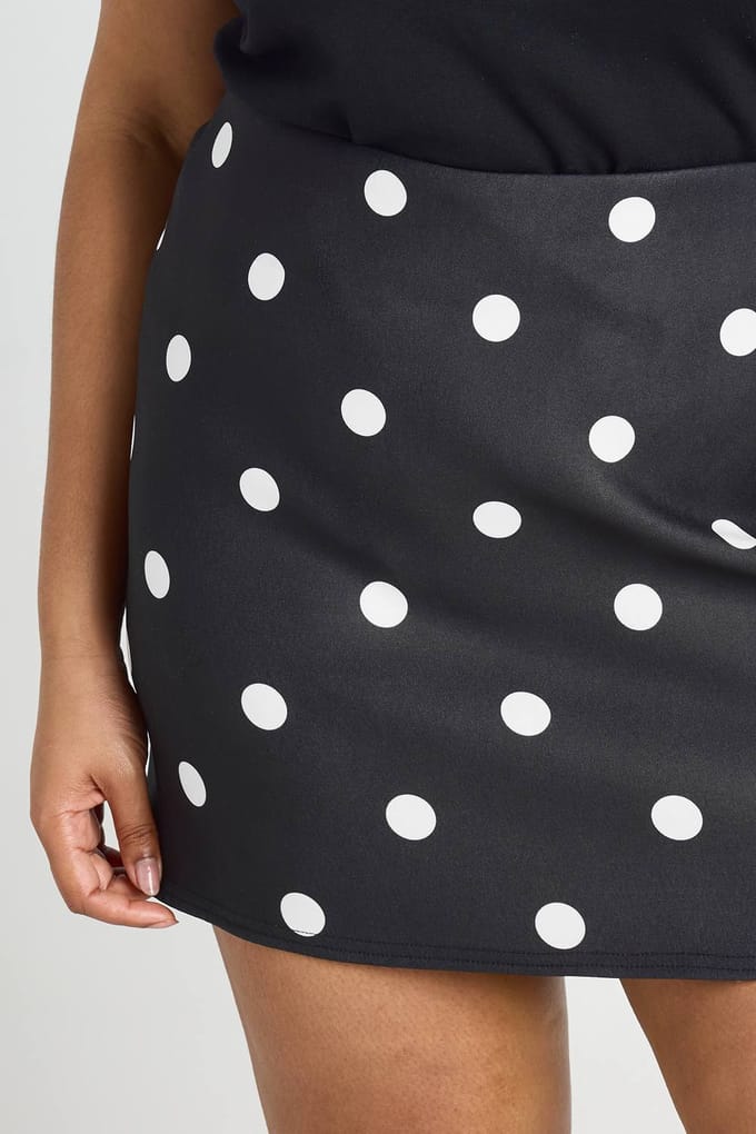 boohoo Dames Plus Polkadot Bengaline Minirok | Black | Maat: 24