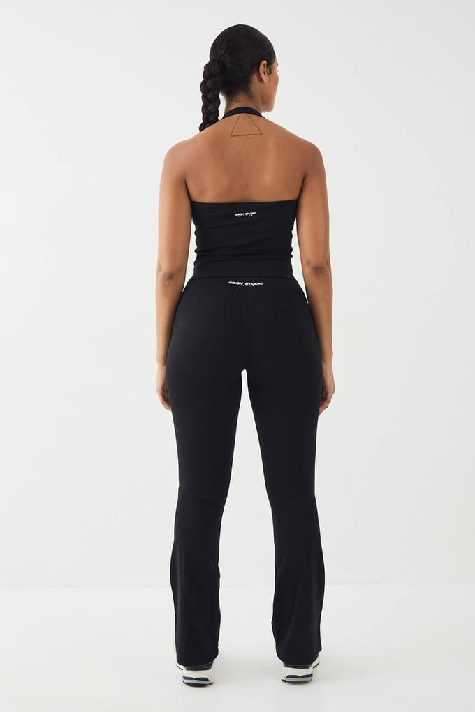 Dames DSGN Studio Highwaist Ultra Sculpt Yoga Flared Legging | Zwart | Maat: Small