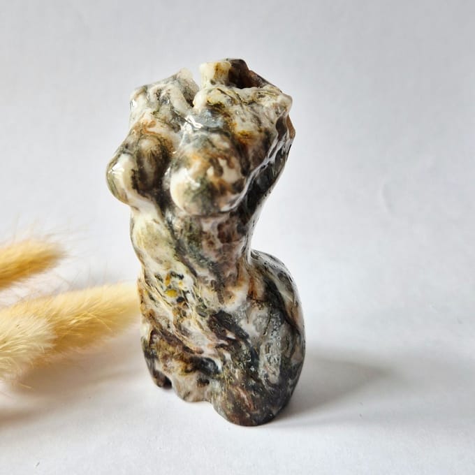 Mosagaat vrouwenbeeldje 8 cm (#33) – handgeslepen edelsteen carving