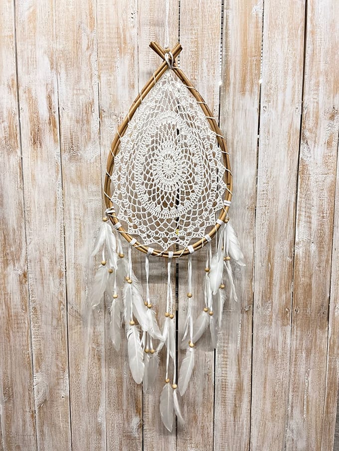 Dromenvanger (teardrop) wit gehaakt in rotan ring ±Ø32cm