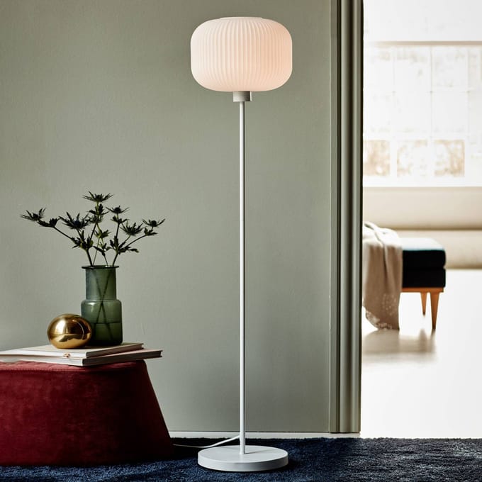 Nordlux Vloerlamp Milford met witte kap van glas