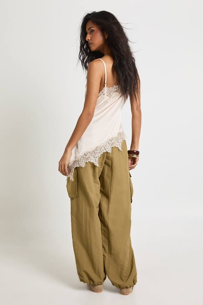 boohoo Dames Nylon Parachute Broek | Khaki | Maat: 6