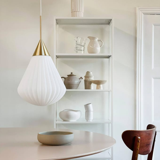Dyberg Larsen hanglamp Ballon, Ø 33 cm wit/messingkleurig