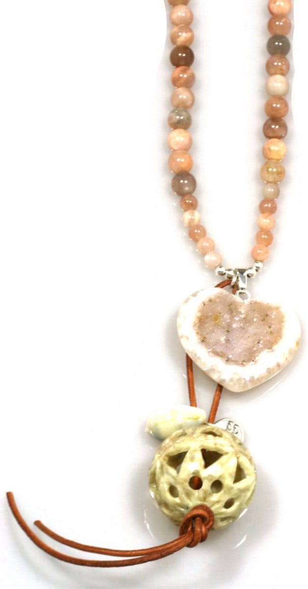 Heaven Eleven - sunstone met crushed agaat hart met speksteen kraal