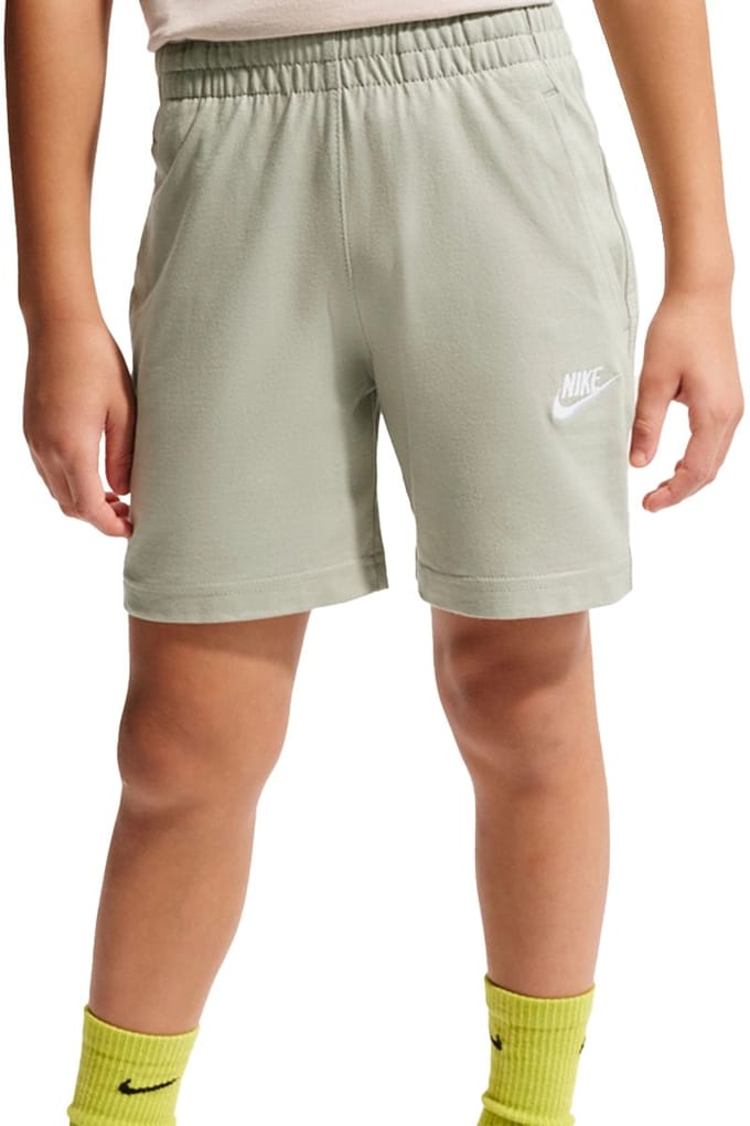 Nike club knit 6in short in de kleur groen.