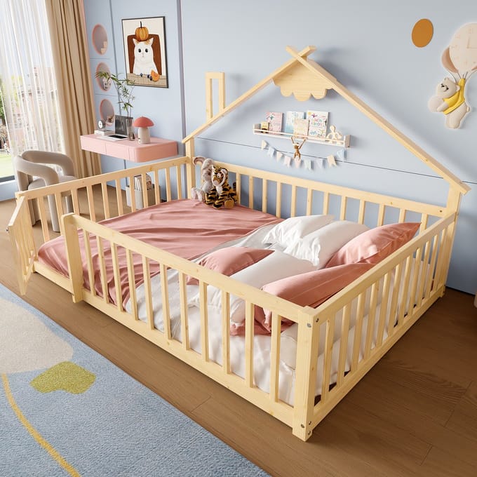Kinderbed - 140 x 190 cm - Huisframe met Vergrendelbaar Hek - Grenenhout - Naturel