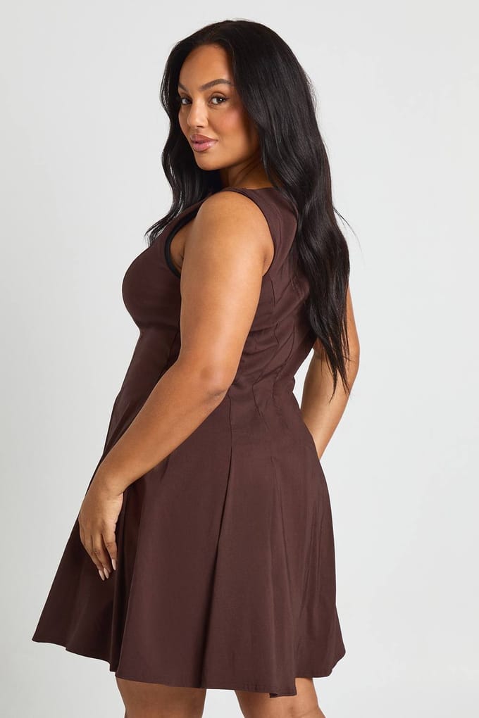 boohoo Dames Plus Bengaline Racerkraag Geplooide Skaterjurk | Chocoladebruin | Maat: 44