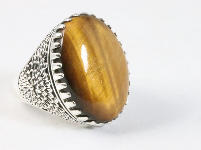 Zware bewerkte zilveren ring met tijgeroog - maat 20