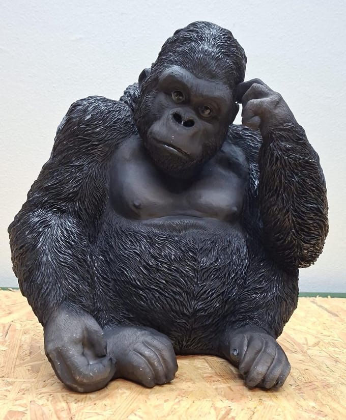 Gorilla denkend beeld - 30cm hoog - Polystone - 2 varianten - Cadeau - Decoratie - Woonaccessoires - Beeld