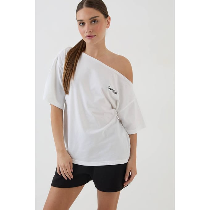 Dames Dsgn Studio Script Off-shoulder T-shirt | White | Maat: Medium