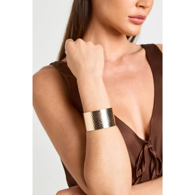 boohoo Dames Gehamerde Chunky Armband | Goud