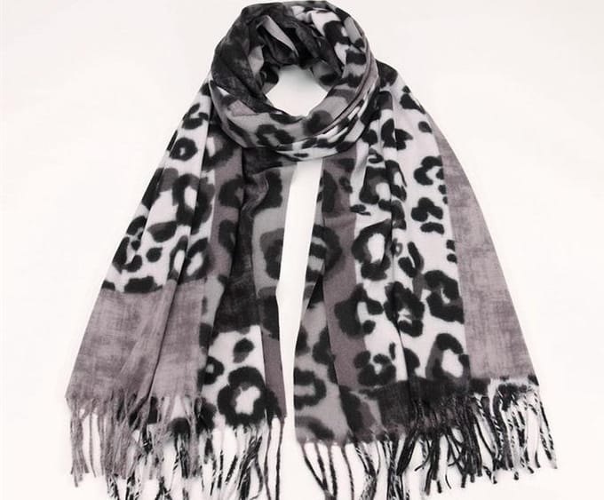 Lange dames wintersjaal Simone panterprint zwart wit grijs antraciet