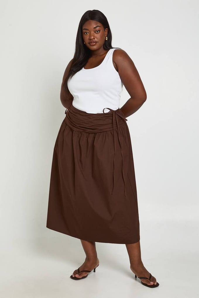 boohoo Dames Plus Poplin Rok Met Strikceintuur Midaxi Lengte | Chocoladebruin | Maat: 52