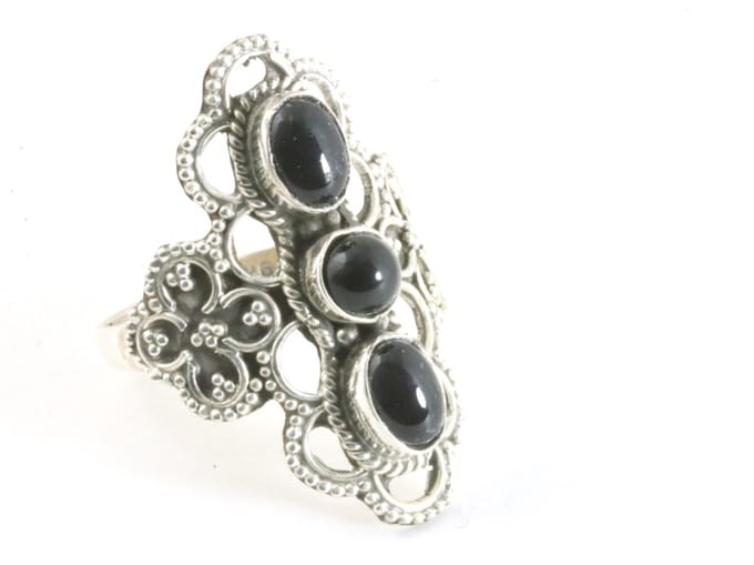 Bewerkte zilveren ring met 3 onyx stenen - maat 19