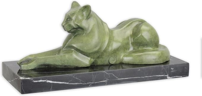 EEN MODERNISTISCH BRONZEN BEELD VAN EEN LIGGENDE KAT