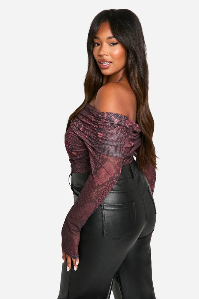 boohoo Dames Plus Dark Snake Bardot Ring Detail Bodysuit | Black | Maat: 26