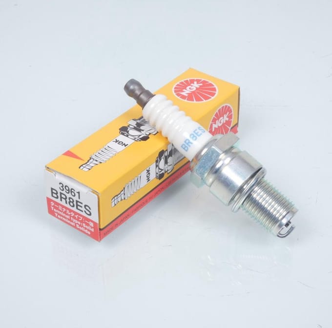 Bougie d'allumage NGK pour Moto Gilera 50 SMT Racing 2011 à 2012 BR8ES olive fixe / 3961 Neuf