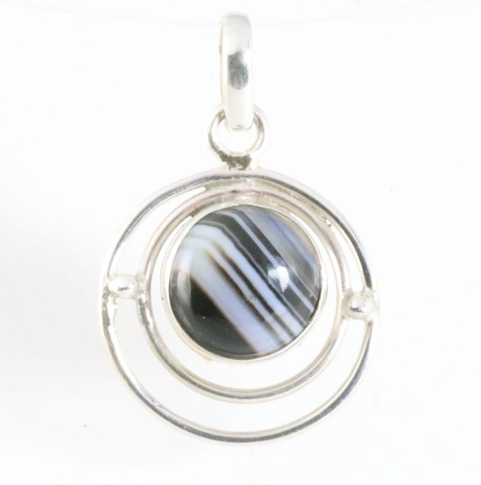 Ronde opengewerkte zilveren hanger met gestreepte onyx