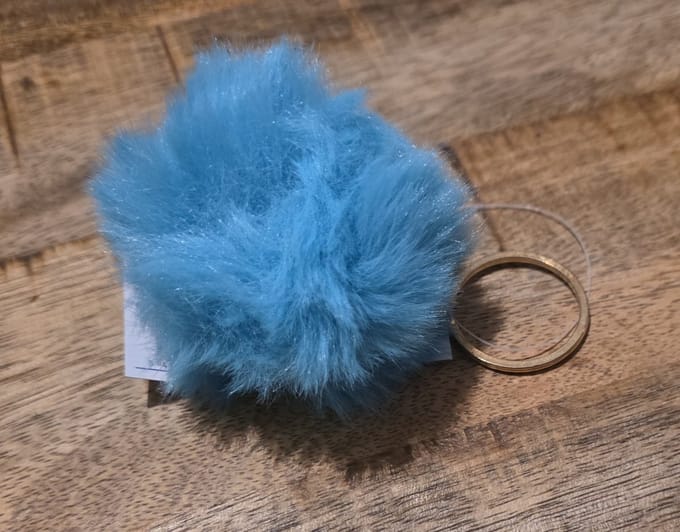 Pompom sleutelhanger Blauw 6 cm Laserkado