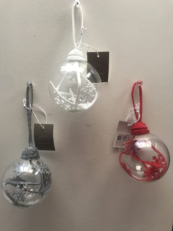 Set van drie doorzichtige glazen kerstballen gevuld