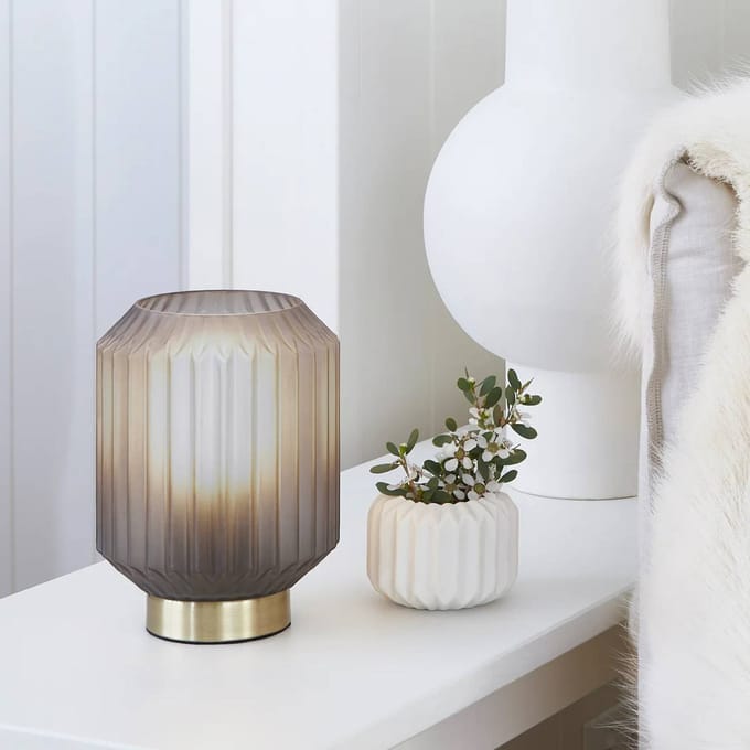 Beacon Lighting Beacon tafellamp Clancy, rookgrijze glazen kap, hoogte 17 cm